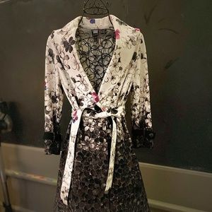 Worth trench. XS. button closure and belt